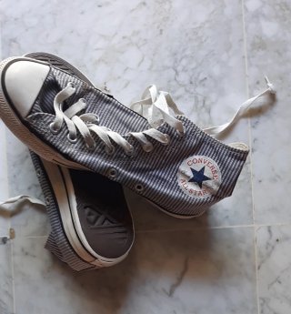 Zapatillas Converse grises y blancas