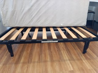 Sofá Cama Ikea. En modo cama se calza en una pata.