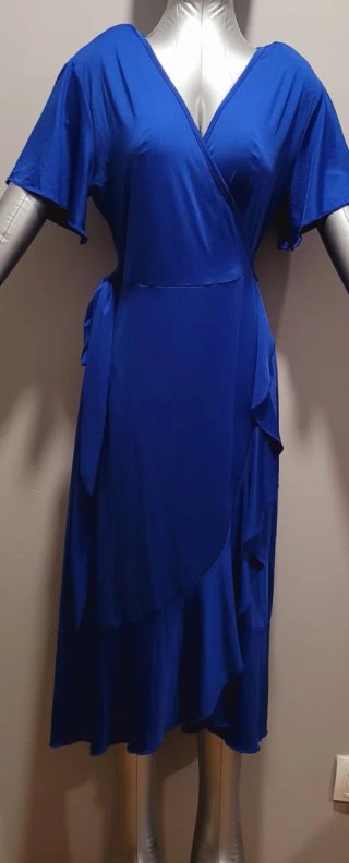Vestido azul cruzado con volantes