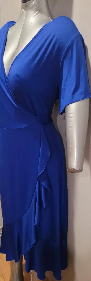 Vestido azul cruzado con volantes