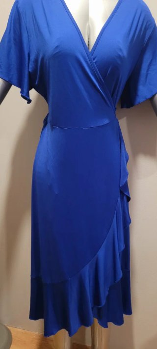 Vestido azul cruzado con volantes