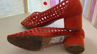 Zapatos de tacón naranjas calados