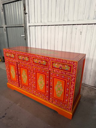 Aparador de madera pintado a mano
