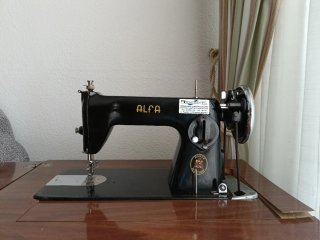 Máquina de coser Alfa antigua