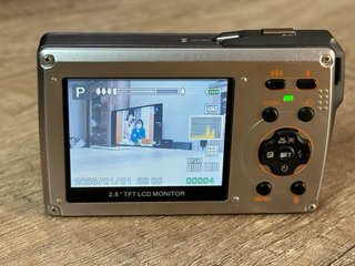 Cámara Digital Traveler UW-8 de 8.1 megapixeles