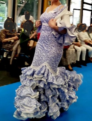 Traje de flamenca azul y blanco