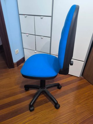 Silla de escritorio azul y negra