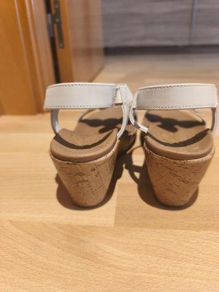 Sandalias Skechers Blancas y Plateadas