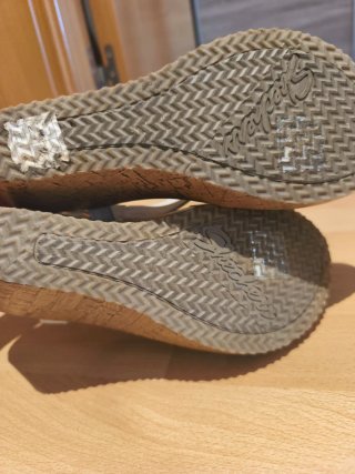 Sandalias Skechers Blancas y Plateadas