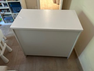 Cómoda blanca de madera con 3 cajones