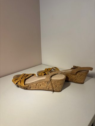 Sandalias cuña Sfera beige y marrón