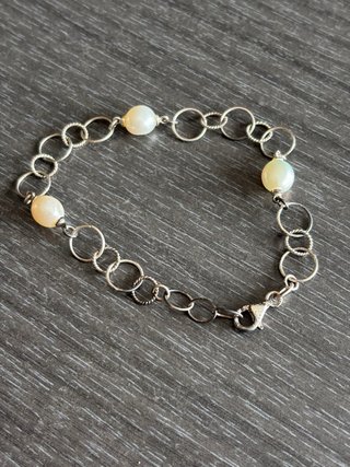Pulsera Plata con Perlas Blancas