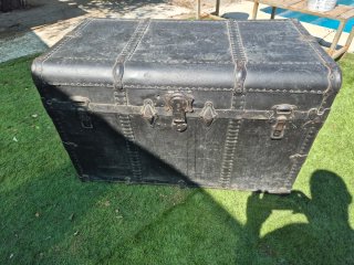 Baúl de viaje centenario metal y madera