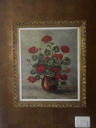 Cuadro antiguo geranio verde y rojo con fondo gris