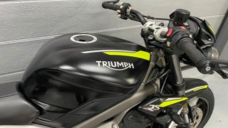 Triumph Street Triple 765 RS Negra