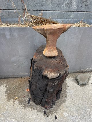 Yunque antiguo con base de madera