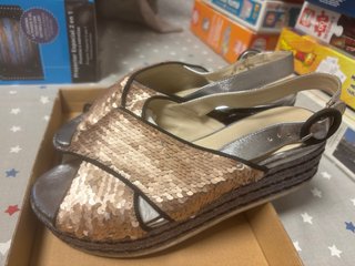 Sandalias cuña lentejuelas rosa y plata