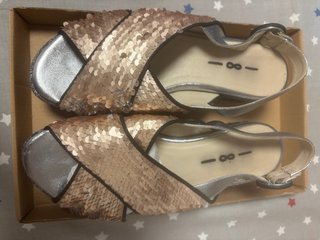 Sandalias cuña lentejuelas rosa y plata