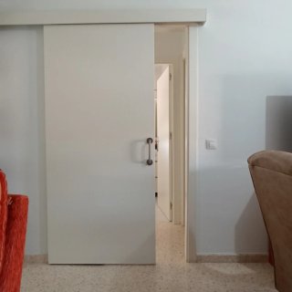 Puerta corredera con riel