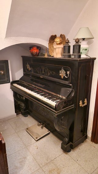 Piano de pared antiguo