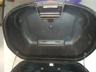 Baúl Givi 47l con base y respaldo