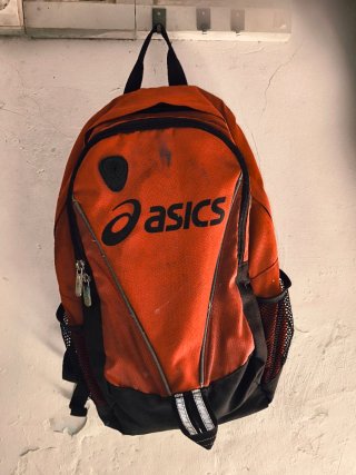 Mochila Asics Naranja y Negra
