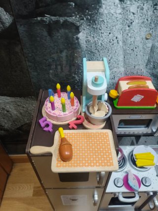 Cocina de juguete con accesorios. Entrega en mano