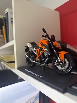 Maqueta Moto KTM 1290 Super Duke R Naranja