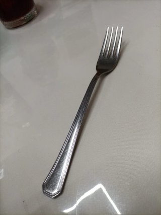 Tenedor de metal plateado