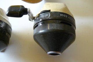 Due mulinelli da pesca Catchmaster C244 e uno in legno