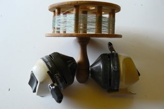 Due mulinelli da pesca Catchmaster C244 e uno in legno