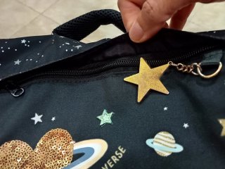 Mochila escolar espacial con estrellas
