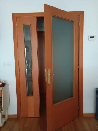 Puerta doble madera con fijo cristal