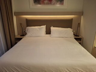 Cama Beige y Blanca