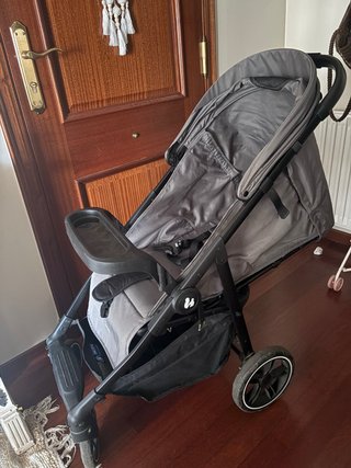Silla de paseo gris hauk , solo usada por un bebe