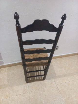 Silla de nea y madera oscura