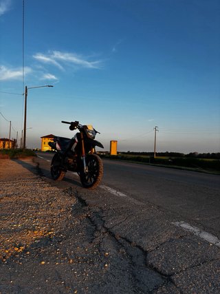 Motard 125  Nera e Rossa