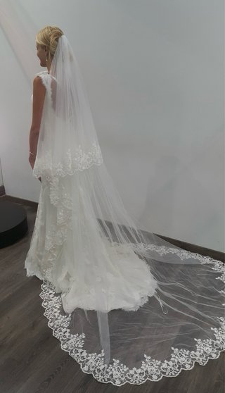 Vestido de novia Dinovias talla 38 – encaje y cola