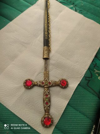 Espada decorativa con gemas