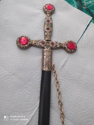 Espada decorativa con gemas