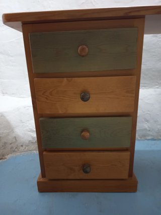 Escritorio de madera maciza con cajones