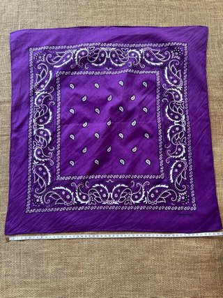 Pañuelo morado con estampado paisley