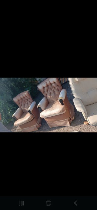 2 sillones de tela beige y marrón