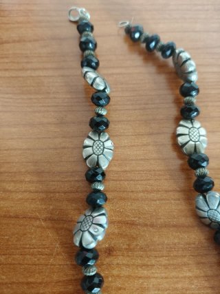 Collana con fiori e perle nere