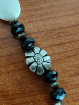 Collana con fiori e perle nere