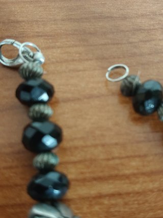 Collana con fiori e perle nere