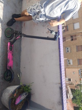 Patinete eléctrico rosa