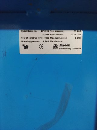 Prensa de reciclaje industrial azul