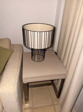 Lámpara de mesa beige y negra