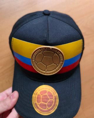 Gorra Negra con Banderas Colombia